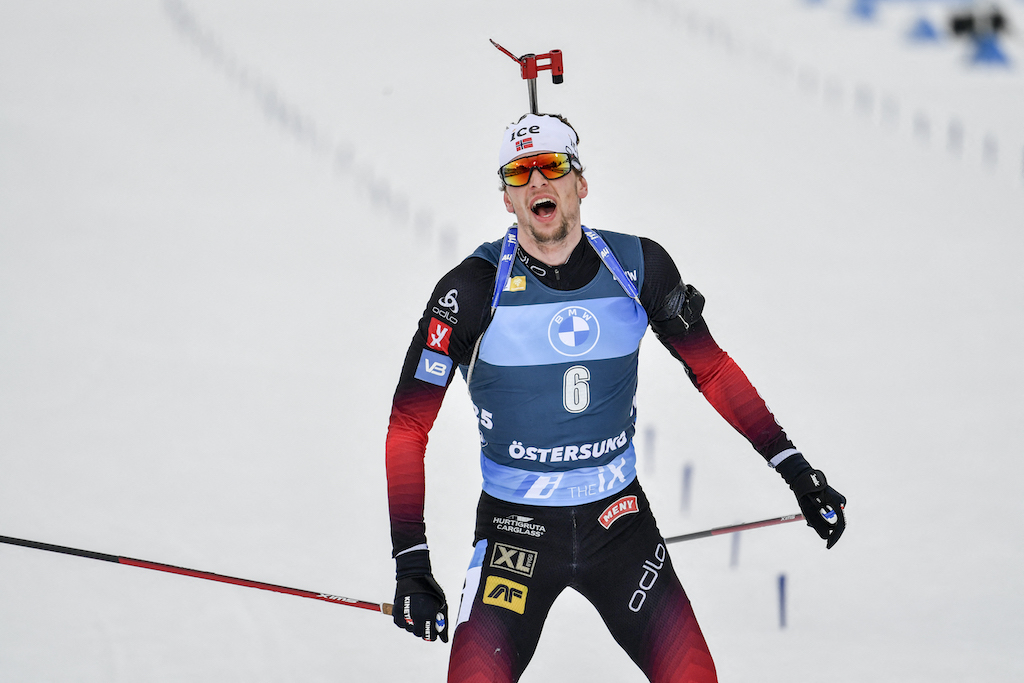 Sturla Holm Laegreid erreicht das Ziel in Östersund als Sieger (Bild: Anders Wiklund/AFP)