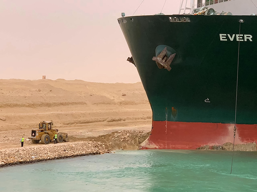 Containerschiff blockiert Suezkanal (Bild: STR/AFP)