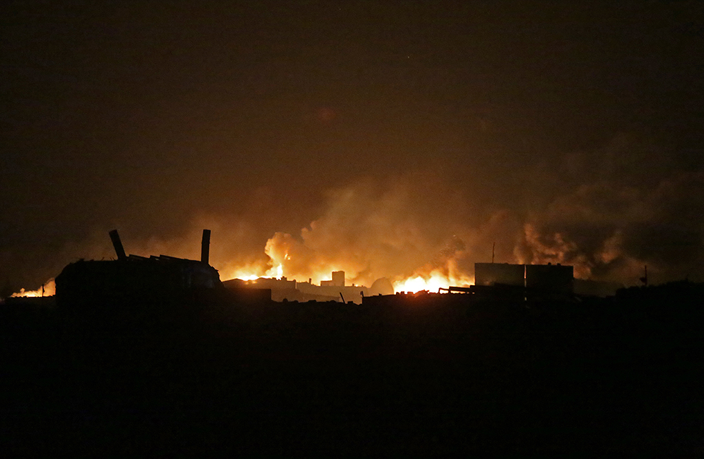 Nach Raketenangriff: Brand in einer Ölraffinerie in der Nähe der syrischen Stadt al-Bab (Archivbild)