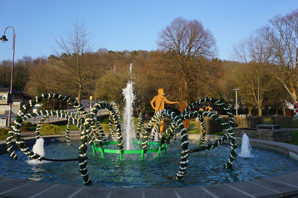 Die Riesenrutsche führt vom Schorberg in den Temsepark, wo Robert Schaaf vor 25 Jahren den ersten Osterbrunnen schmücken ließ (Bild: Stephan Pesch/BRF)