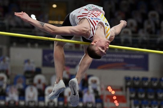 Ein Schnelltest brachte zwar ein negatives Ergebnis, aber um starten zu dürfen, müsste sich Berings einem PCR-Test unterziehen und das war zeitlich nicht mehr drin. Damit ist die EM für sie vorzeitig beendet. Eline Berings war am Boden zerstört, wie sie auf Instagram postete. Es dürfte höchstwahrscheinlich ihre letzte Hallen-EM gewesen sein. Vor zwölf Jahren holten Eline Berings über 60 Meter Hürden den Titel der Europameisterin.