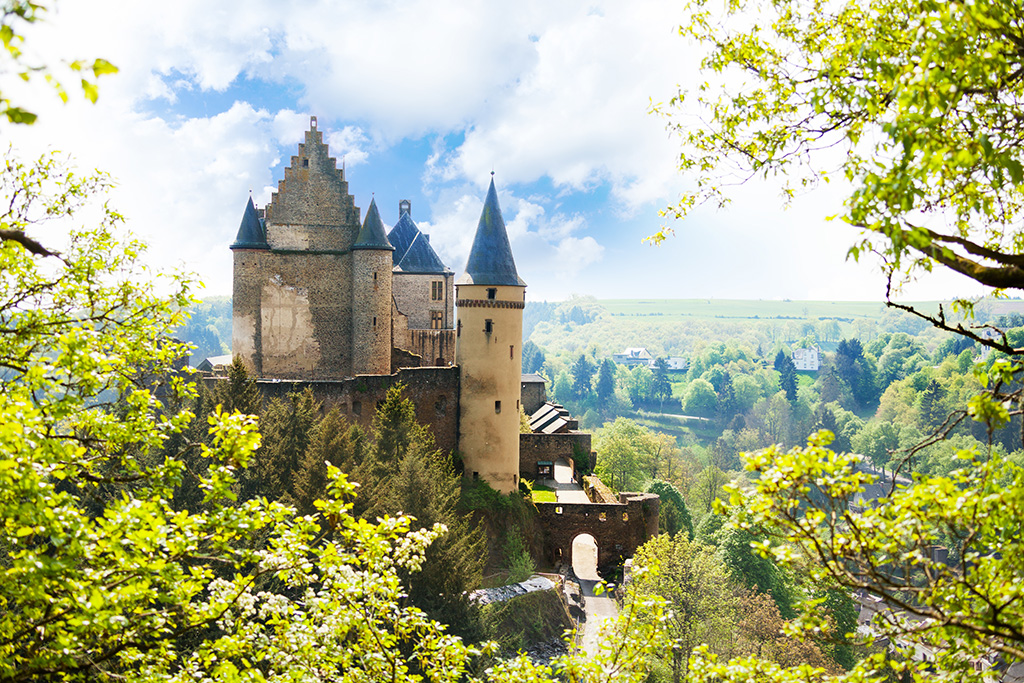 Blick auf die Burg Vianden im Norden von Luxemburg (Bild: © Bildagentur PantherMedia / Serrnovik)