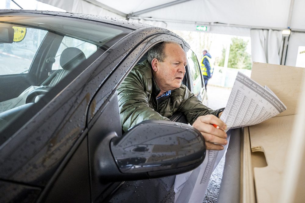 Drive-In für die Stimmabgabe (Bild: Marcel Van Hoorn/AFP)