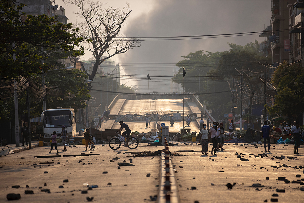 Selbstgebaute Barrikaden in Yangon am 15. März (Bild: STR/AFP)