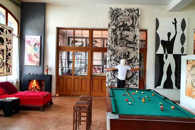 Künstler Boogie Hebel im ART-Loft Eupen (Bild: Jana Rusch)