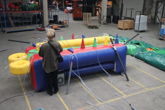 Airbag/14Holes von Künstler Lukas De Clerck (Bild: Meakusma)