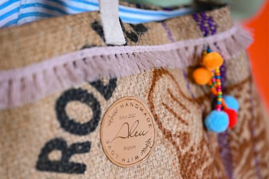 In ihrem neuen Online-Shop bietet die Alternative unter anderem auch Taschen aus Kaffee-Säcken an (Bild: aleu.be)