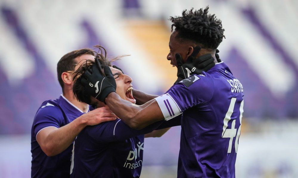 Albert Sambi Lokonga feiert das 2:1 gegen den Spitzenreiter FC Brügge, das die Tür öffnet zu den Play-off I (Bild: Virginie Lefour/Belga).