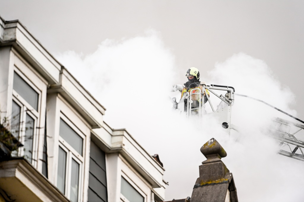Schwerer Brand in Wohnhaus in Anderlecht (Bild: Laurie Dieffembacq/Belga)