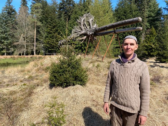 Künstler Eric Hagelstein vor seinem Drachen: Der 57-jährige Welkenraedter ist Schöpfer der 40 Meter langen Holzskulptur von Mefferscheid (Bild: Simonne Doepgen/BRF)