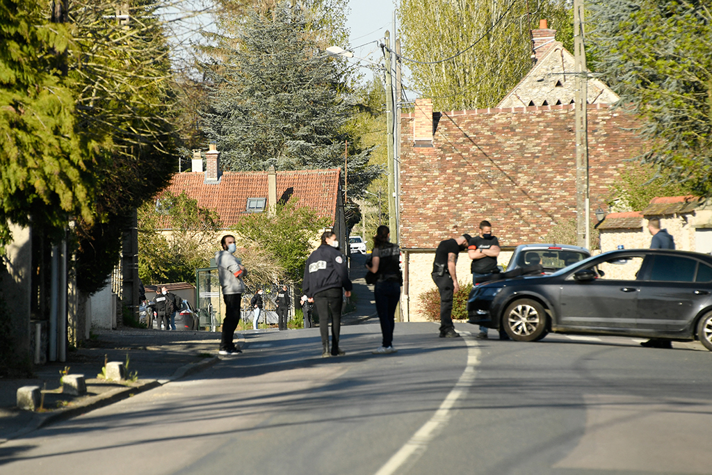 Polizisten vor dem Haus des Täters (Bild: Bertrand Guay/AFP)