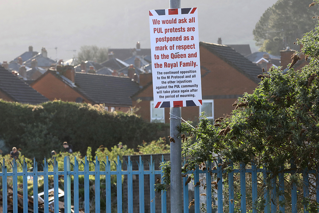 Allen Aufrufen zum Trotz: Am Freitag gab es in Belfast weitere Ausschreitungen (Bild: Paul Faith/AFP)
