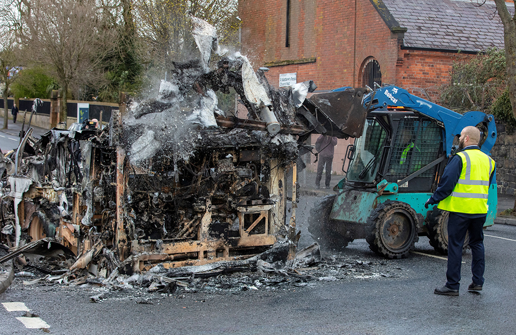 Der ausgebrannte Bus in Belfast (Bild: Paul Faith/AFP)