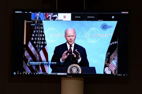 US-Präsident Joe Biden beim Online-Klimagipfel (Bild: Johanna Geron/AFP)