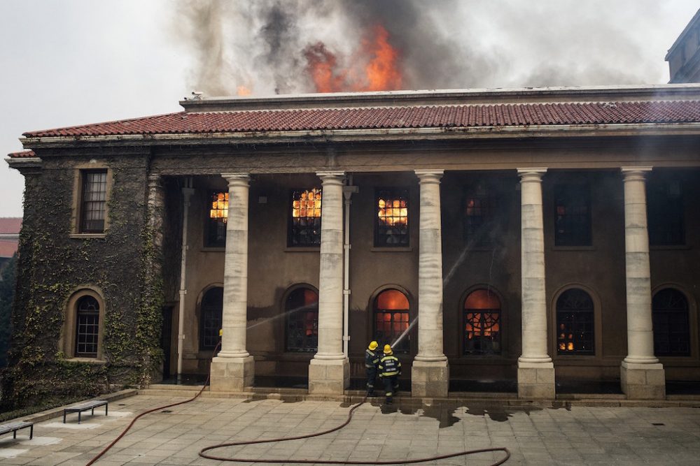 Feuerwehr bei dem Versuch die Bibliothek der Uni in Kapstadt zu retten (Bild: Rogder Bosch/AFP)