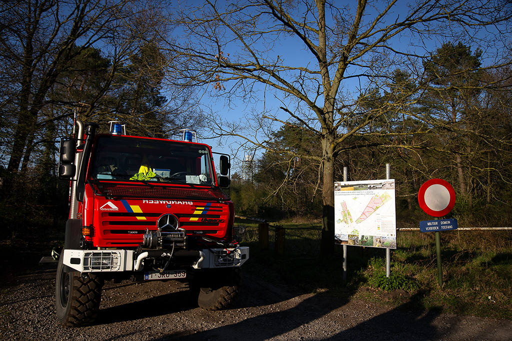 Feuerwehrfahrzeug vor dem Naturschutzgebiet in Brecht (Archivbild: Kristof Van Accom/Belga)