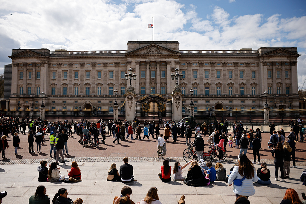 Staatstrauer in Großbritannien: Die Flagge am Buckingham Palaca weht auf Halbmast (Bild: Tolga Akmen/AFP)