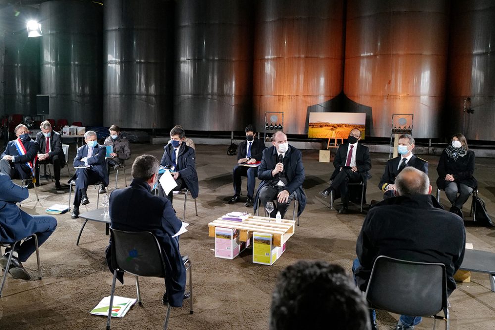 Der französische Premierminister Jean Castex bei einem Treffen mit Vertretern aus Landwirtschaft und Politik in Montagnac (Bild: Sylvain Thomas/Pool/AFP)