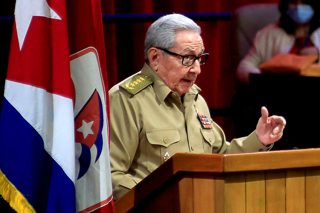 Raúl Castro kündigt offiziell seinen Rücktritt als Parteichef der KP in Kuba an (Bild: Ariel Ley Royero/ACN/AFP)