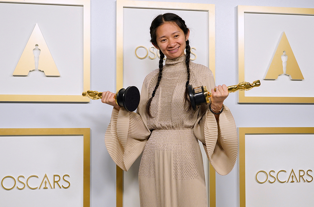 Regisseurin Chloé Zhao räumte gleich zwei Oscars ab (Bild: Chris Pizzello/Pool/AFP)