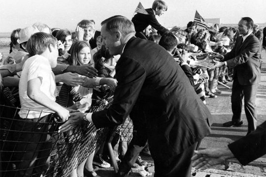 Neil Armstrong (vorne) und Michael Collins (rechts) bei einem Besuch in Brüssel 1969 (Bild: Belga-Archiv)