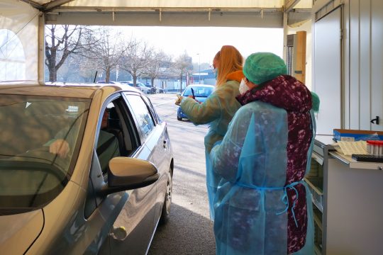 Corona-Test im Drive-In an der Rodter Straße in St. Vith (Bild: Raffaela Schaus/BRF)