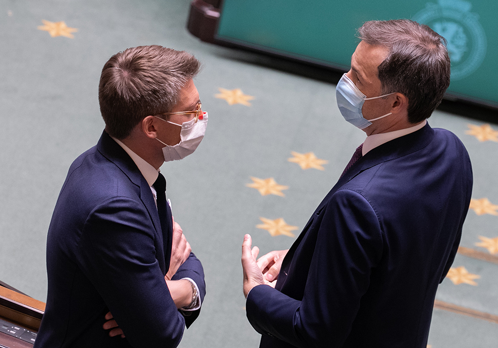 Arbeitsminister Pierre-Yves Dermagne und Premierminister Alexander De Croo am Donnerstag in der Kammer (Bild: Benoit Doppagne/Belga)