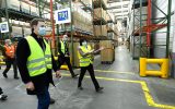 Alexander De Croo besucht das Logistikzentrum der Supermarktkette Delhaize in Asse (Bild: Didier Lebrun/Belga)