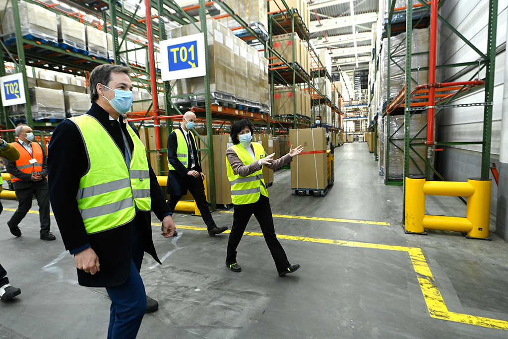 Alexander De Croo besucht das Logistikzentrum der Supermarktkette Delhaize in Asse (Bild: Didier Lebrun/Belga)