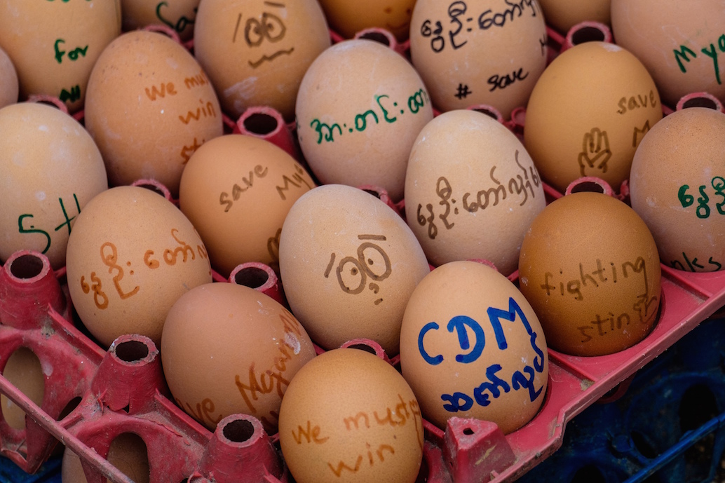 Wieder Proteste in Myanmar: Bemalte Eier zeigen Parolen (Bild: AFP)