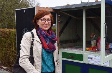 Joëlle Ramakers von Foodsharing Ostbelgien vor dem Fairteiler in St. Vith (Bild: Chantal Scheuren/BRF)