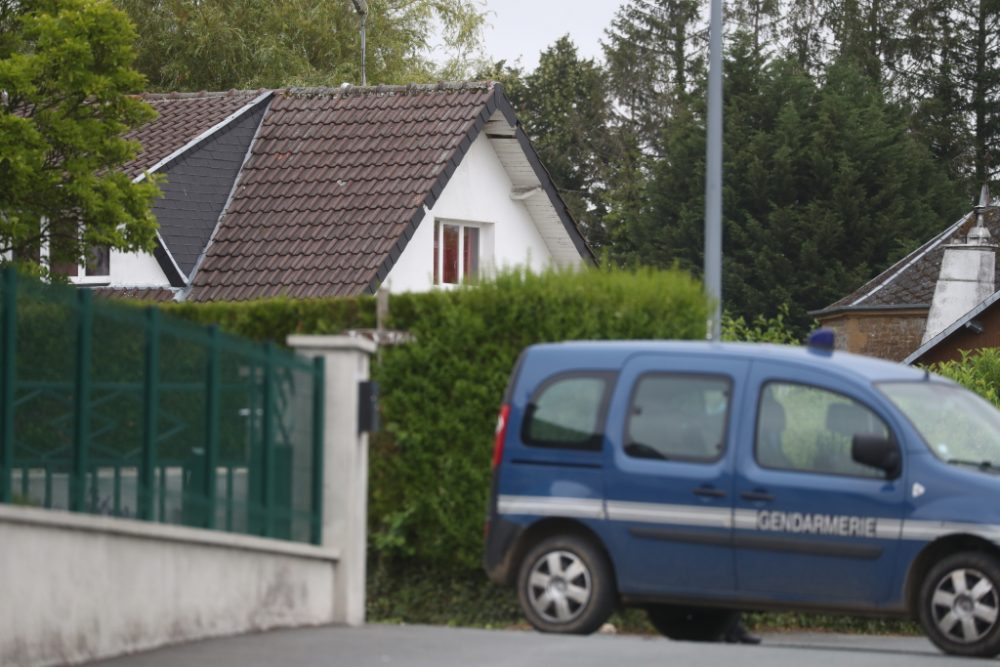 Gendarmerie-Fahrzeug vor dem Haus von Michel Fourniret in Ville-sur-Lumes bei Grabungen im Juni 2020 (Bild: Virginie Lefour/Belga)