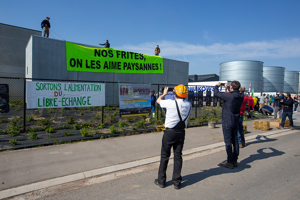 Protest gegen die Niederlassung einer riesigen Frittenfabrik in der Industriezone von Frameries (Bild: Nicolas Maeterlinck/Belga)