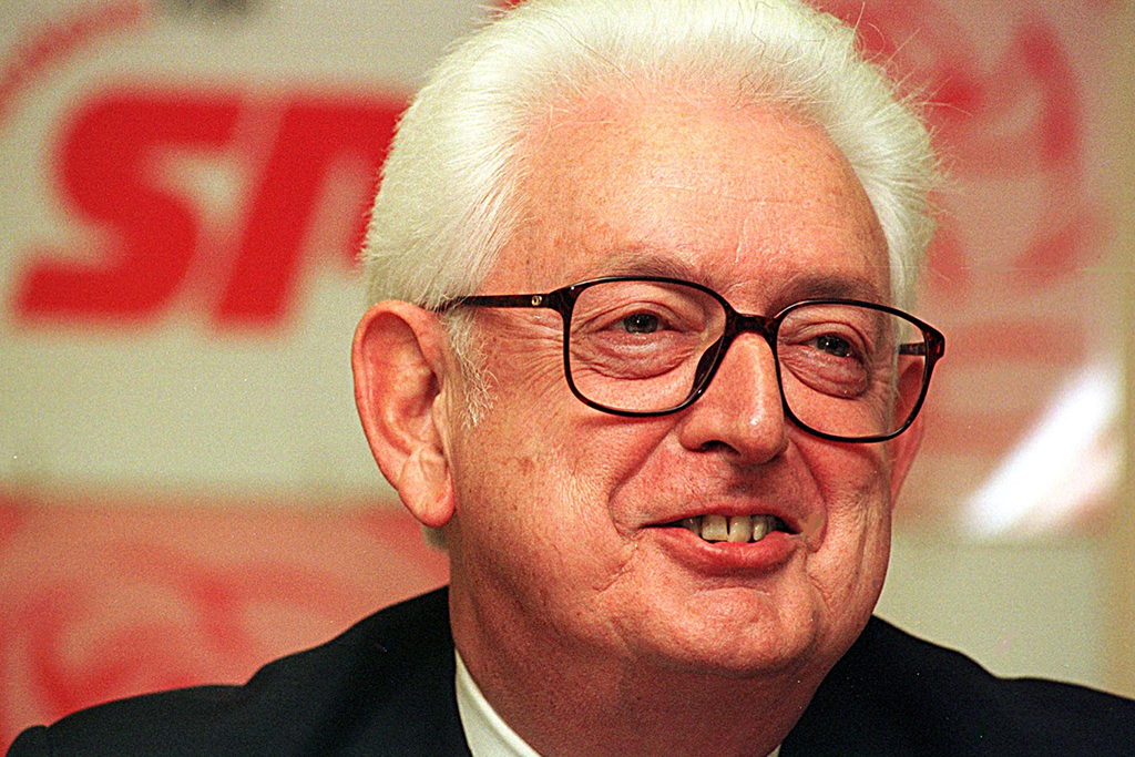 Fred Erdman bei einer Pressekonferenz 1998 (Bild: Herwig Vergult/Belga)