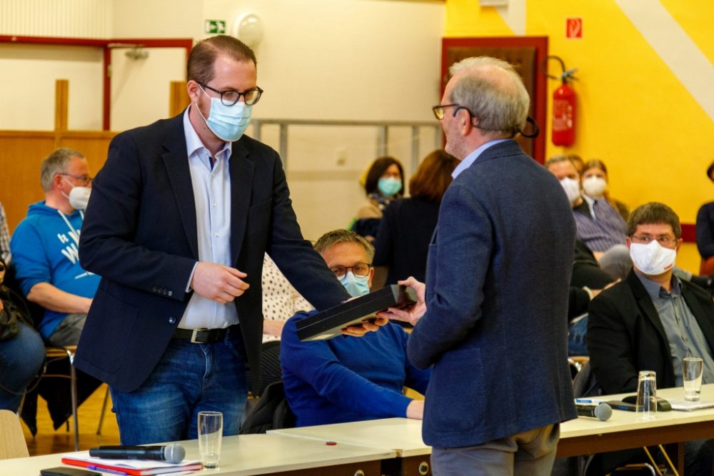 Erwin Güsting (r.) übergibt die Bürgermeisterschärpe an Jérôme Franssen (Bild: Olivier Krickel/BRF)