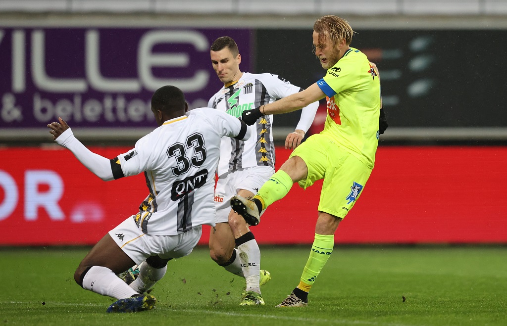 Der zweifache Torschütze Roman Bezus bereitete den Weg zum 4:0-Sieg von Gent über Charleroi (Bild: Virginie Lefour/Belga).