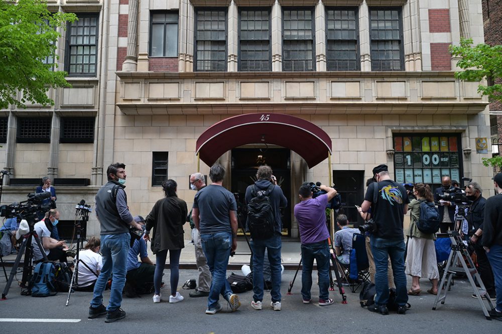 Journalisten vor dem Appartement-Gebäude, in dem Rudy Giuliani wohnt (Bild: Ed Jones/AFP)