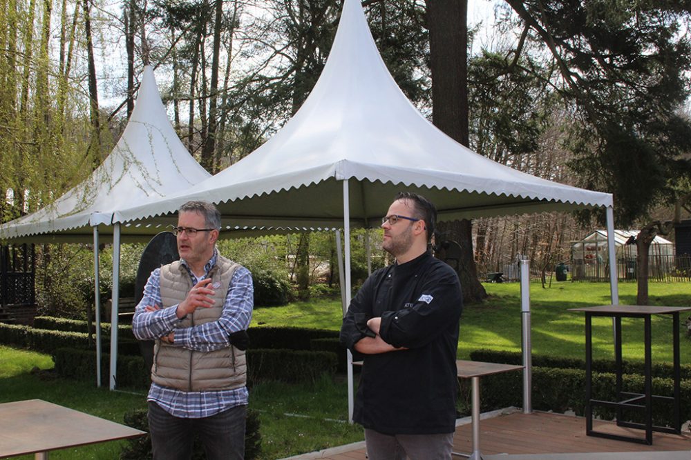 Marc Nüchtern und Stefan Heinen auf der Terrasse des "Atelier Eupen" (Archivbild: Michaela Brück/BRF)