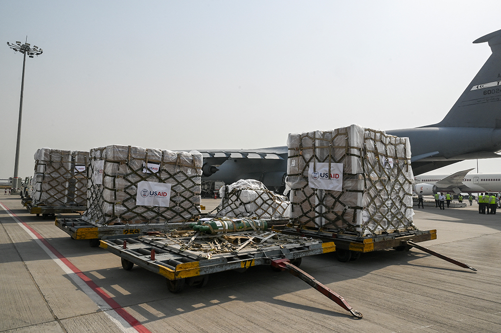 Erste Hilfsladung mit Sauerstoff aus den USA in Neu Delhi angekommen (Bild: Prakash Singh/AFP)