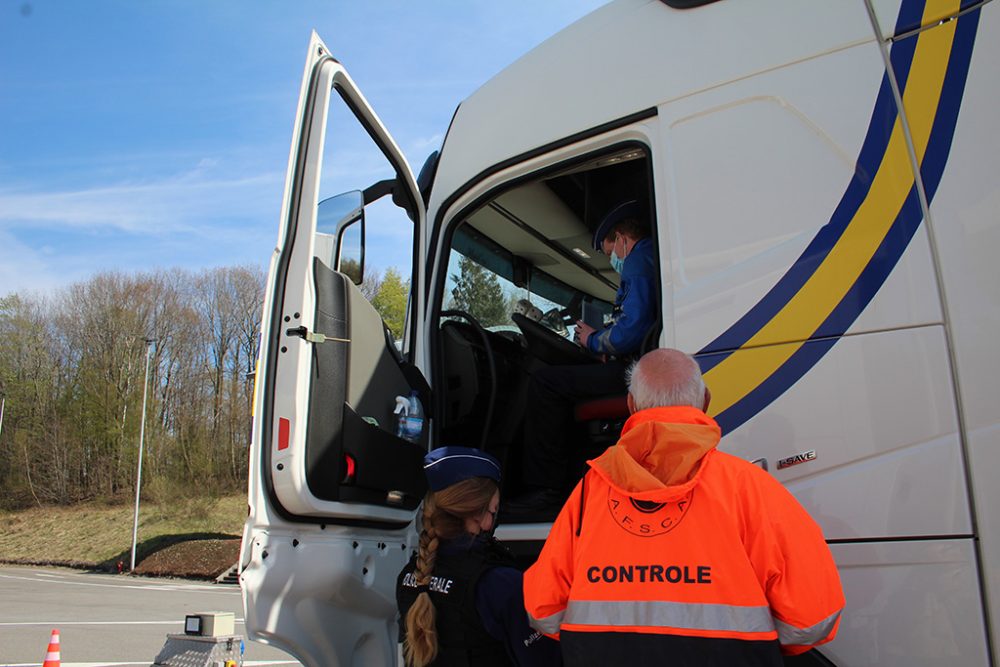 Gemeinsame LKW-Kontrollen von Föderaler Polizei, Zoll und der Agentur für Nahrungsmittelsicherheit Afsca am Grenzübergang Lichtenbusch (Bild: Michaela Brück/BRF)