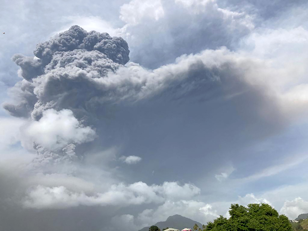 Vulkan La Soufrière in der Karibik ausgebrochen (Bild: St. Vincent Seismic Centre/AFP)