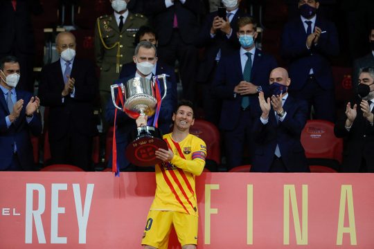 Lionel Messi mit der Trophäe der Copa del Rey (Bild: Handout/RFEF/AFP)