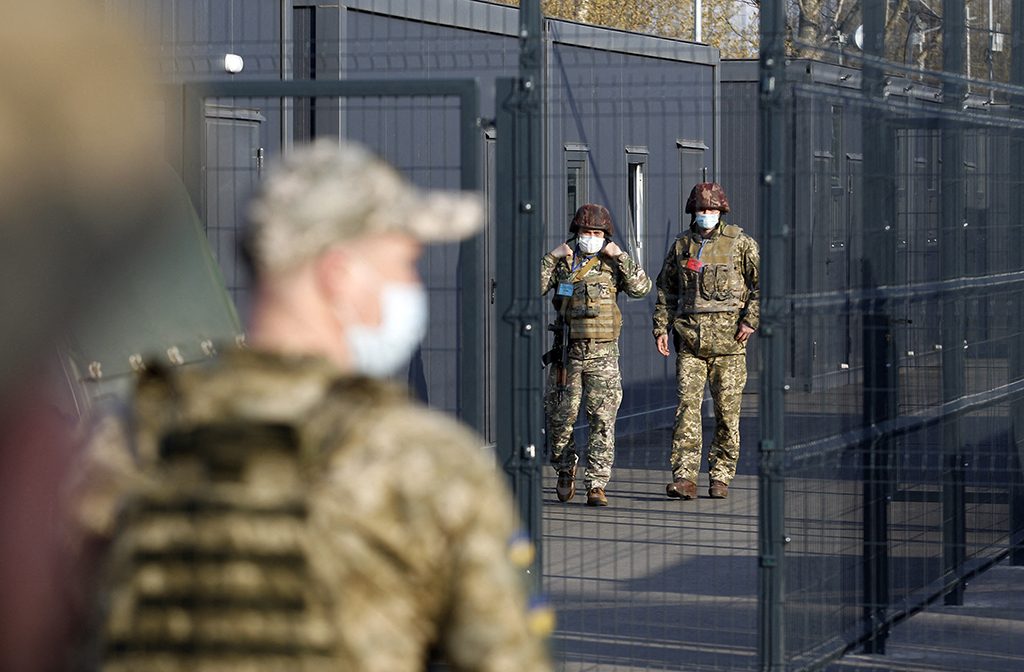 Ukrainische Sicherheitsleute an einem Kontrollpunkt der russischen Grenze in der Nähe von Schastya, im Gebiet Luhansk (Bild: STR/AFP)