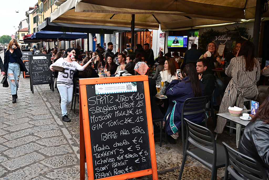 Café-Terrassen in Mailand am 26. April (Bild: Miguel Medina/AFP)