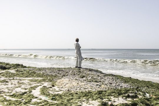 Verschmutzter Strand in Petit Mbao