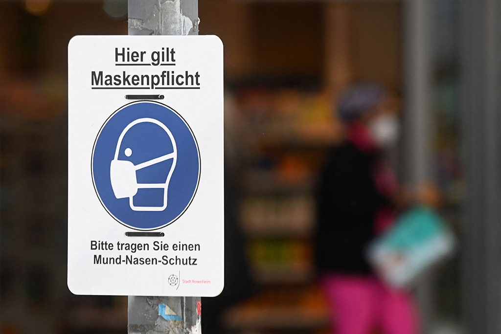 Maskenpflicht: Schild in deutscher Innenstadt (Archivbild: Christof Stache/AFP)