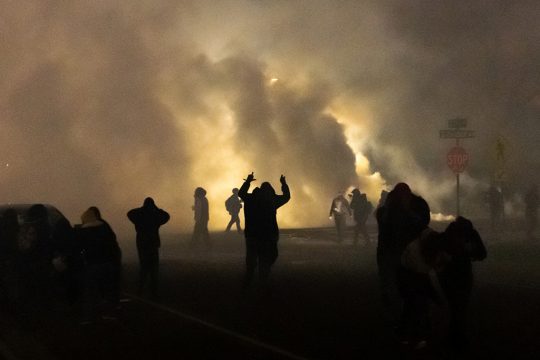 Demonstranten in Brooklyn Center, Minneapolis, Minnesota , schützen sich vor dem von der Polizei eingesetzten Tränengas (Bild: Kerem Yucel/AFP)