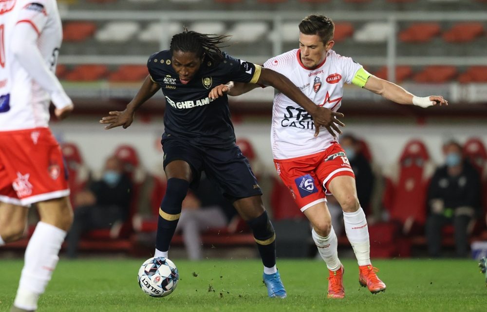 Antwerp mit Doppeltorschütze Dieumerci Mbokani setzte sich bei Mouscron durch (Bild: Virginie Lefour/Belga).