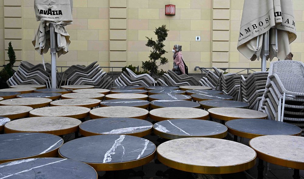 Geschlossene Terrasse in München (Bild: Christof Stache/AFP)