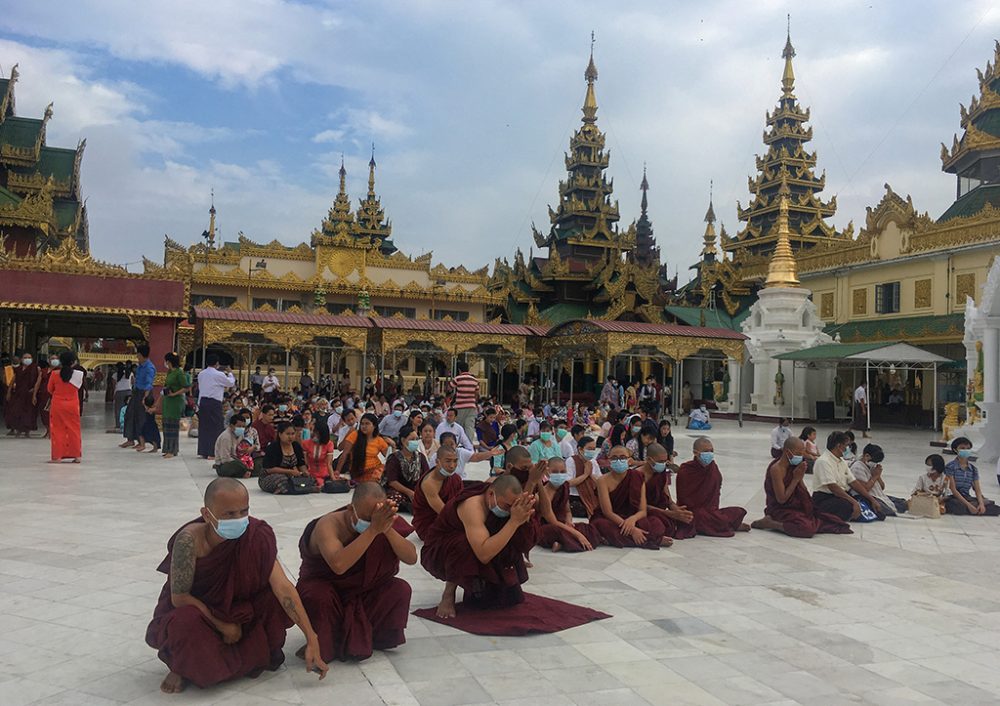 Buddhistische Mönche bei einer Neujahrsfeier im Shwedagon in Rangun (Bild: STR/AFP)